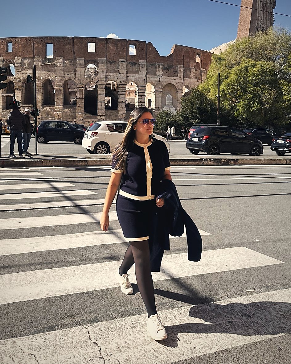 Andrea Morales caminando en Roma